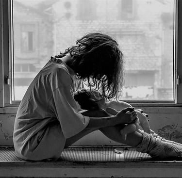 Adolescente sentada con cuerpo inclinado con actitud triste