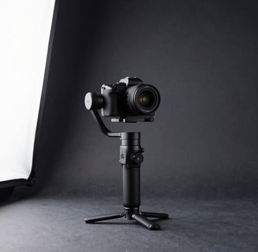Equipo de grabación profesional con cámara y estabilizador para creación de Reels y vídeo corporativ
