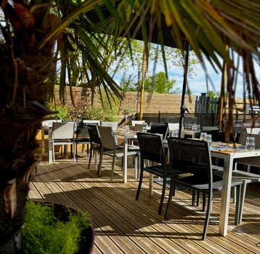 Salle et terrasse de la Pizzeria Régine Fontaines sur saône