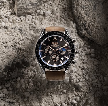 foto di un orologio su fondo sabbioso simile a quello terrestre. L'orologio è circondato da massi