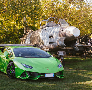 Lamborghini verde affianco a un caccia militare