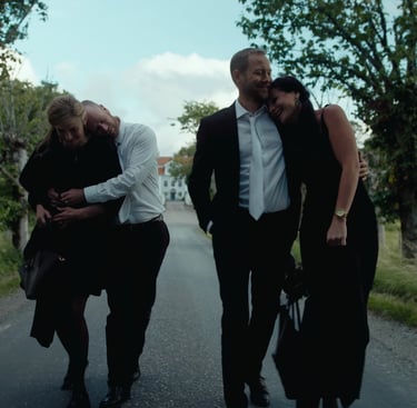 Två par som håller armarna runt varandra