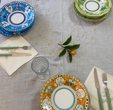 Une tablée en céramique italienne Maiolica