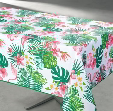 Une nappe avec une nappe au motif de jungle paradisiaque par dessus