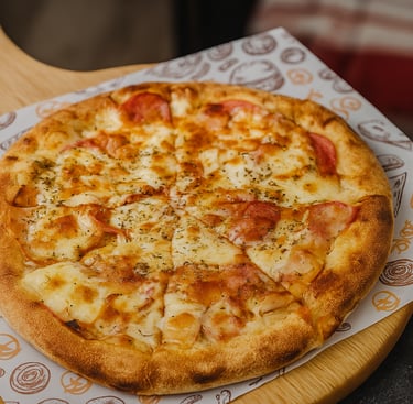 بيتزا بالجبن والطماطم على لوح خشبي