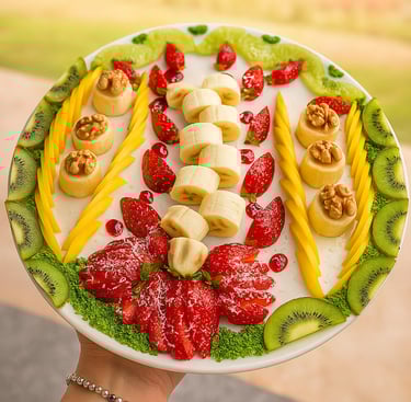 شخص يحمل طبقًا به كعكة فاكهة ومكسرات