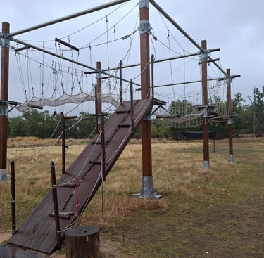 Pista de cuerdas del Albergue Puerta del Campo