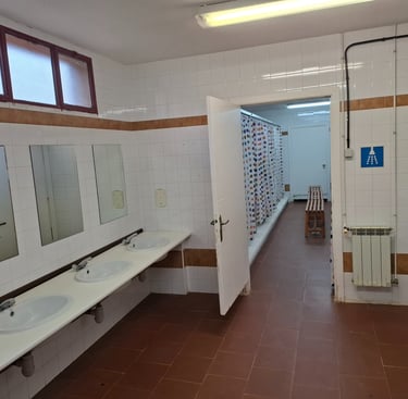 duchas y baños del Albergue Puerta del Campo