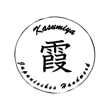 Rotes, rundes Logo im Stempelstil: oben der Schriftzug „Kasumiya“, in der Mitte das japanische Kanji