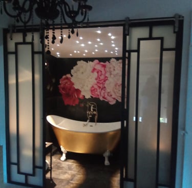 Décoration d'une salle de bain avec baignoire centrale, faite par Entreprise Couleurs Bassin