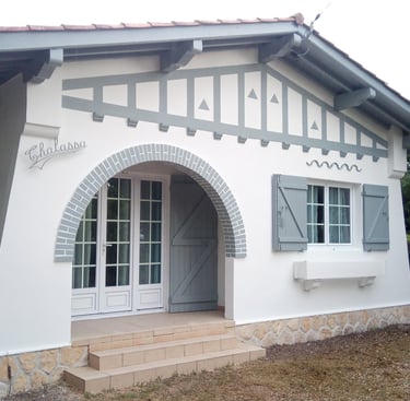 Peinture extérieure de façade blanche avec éléments gris, réalisée par Entreprise Couleurs Bassin