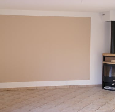Peinture intérieure beige à côté d'un poêle, réalisée par Entreprise Couleurs Bassin