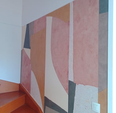 Revêtement mural avec plusieurs formes multicolores, réalisé par Entreprise Couleurs Bassin