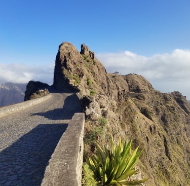 Vue d'une route sinueuse à Santo Antao au Cap vert