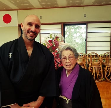 Junto a Asakuma Toshiko, noveno dan de kyudo, en el Budokan de Fukuoka.