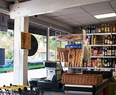 Intérieur de l'épicerie Chez Sophie