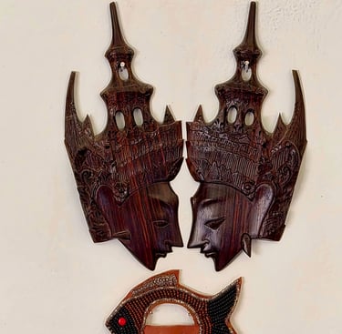 Maschere in legno artigianato balinese ricordo di un viaggio Bali anni '80.