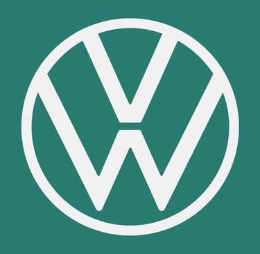 Logo Volkswagen bianco con sfondo verde smeraldo maratona racing