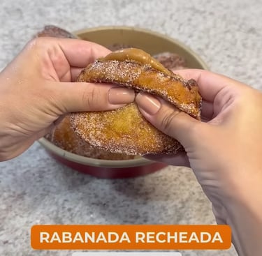 a person holding a doughnut in a bowl, rabanada recheada com doce de leite