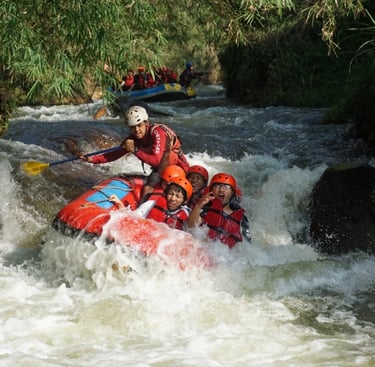 Peserta melintasi jeram rungkun sungai palayangan