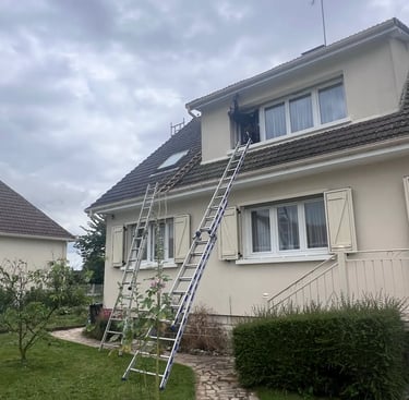 Intervention de couvreur à Saint-Germain-en-Laye — accès toiture par deux échelles pour travaux de rénovation
