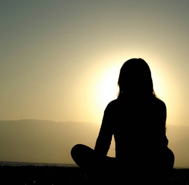 vrouw die mediteert 's avonds