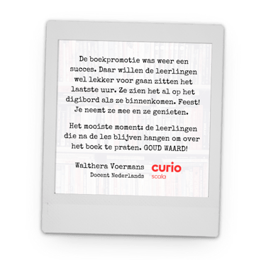 Polaroid frame with a quote in Dutch about successful book promotion by teacher Walthera Voermans at Curio Scala.