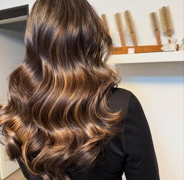 Balayage na tamnoj kosi s mekim valovima – elegantna i sjajna frizura izrađena u Frizerskom salonu E