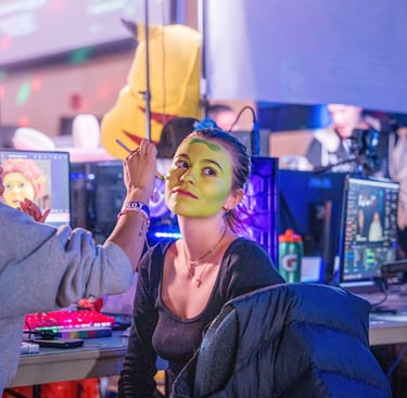 alyssacestmoii avec une peinture verte sur le visage
