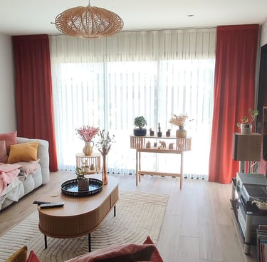 Double rideaux en velours terracotta de la maison Designers Guild et voilages avec tête plis plats
