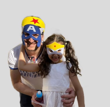 un papa et sa fille posant avec des masques de super héros