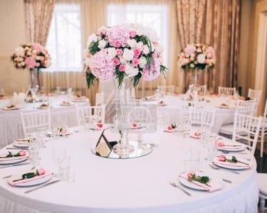 une-table-fleurie-pour-un-mariage-magique