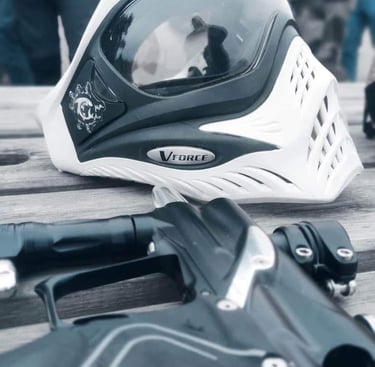 Masque de paintball et lanceur utilisés chez Corsican Paintball à Anghione en Corse
