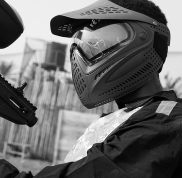 Joueur équipé d'un masque de protection paintball et d'un lanceur chez Corsican Paintball à Anghione