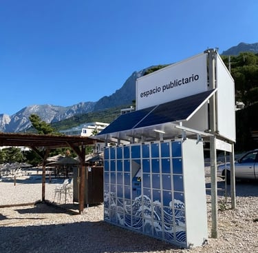 kék színű strandszekrény napelemekkel a tetején