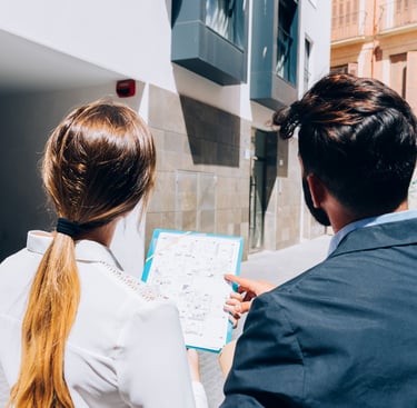 Corretor e cliente em avaliação guiada de imóvel.