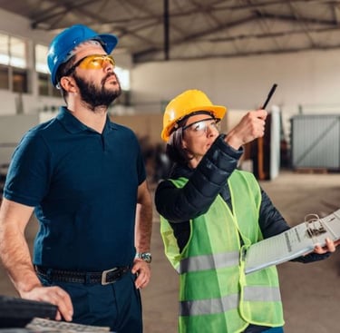 Profissional realizando visita técnica detalhada em imóvel.
