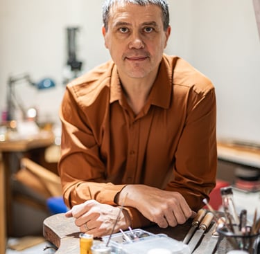 portrait professionnel d'un artisan joaillier dans son atelier