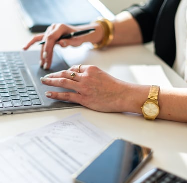 séance portrait professionnelle d'une courtière, photo de ses main qui travaillent à son ordinateur