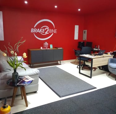 Área de recepción cómoda y atención al cliente en taller automotriz especializado en frenos