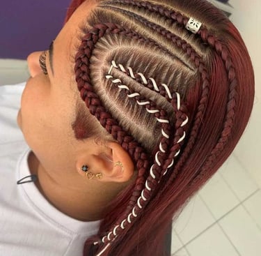 Vista lateral de un intrincado diseño de trenzas cornrow en forma de corazón