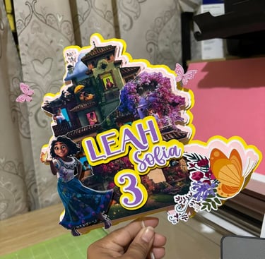 Cake topper personalizado de Encanto para el tercer cumpleaños de Leah, con Mirabel y la Casita