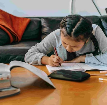 Image d'une adolescente ou étudiante qui pourrait bénéficier d'un suivi de graphopédagogie.
