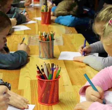 Image d'enfants en maternelle qui pourraient bénéficier d'un suivi de graphopédagogie.