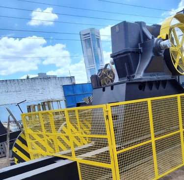 Manutençao e Pintura em Unidade de bombeio de petróleo (UB) - Unidade de redução