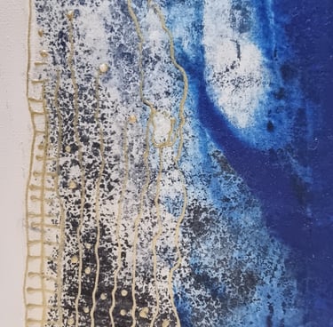 bord d'un tableau abstrait représentant une vague réhaussée de motifs dorés