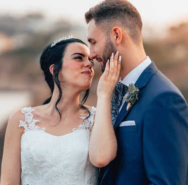 novios mirándose en el dia de su boda en la playa de granada