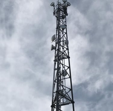 Funkmast 35 m hoch mit 13 Richtantennen in Kirchberg