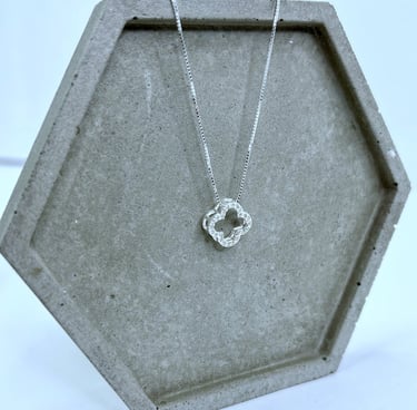 colar modelo veneziana em prata 925 com pingente de trevo vazado e cravejado com pedras zircônias