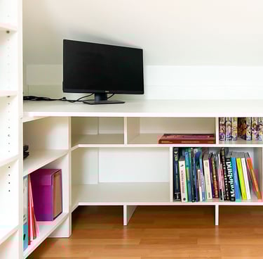 Bureau sous combles Shelfi – Courbevoie – plan de travail blanc sur mesure